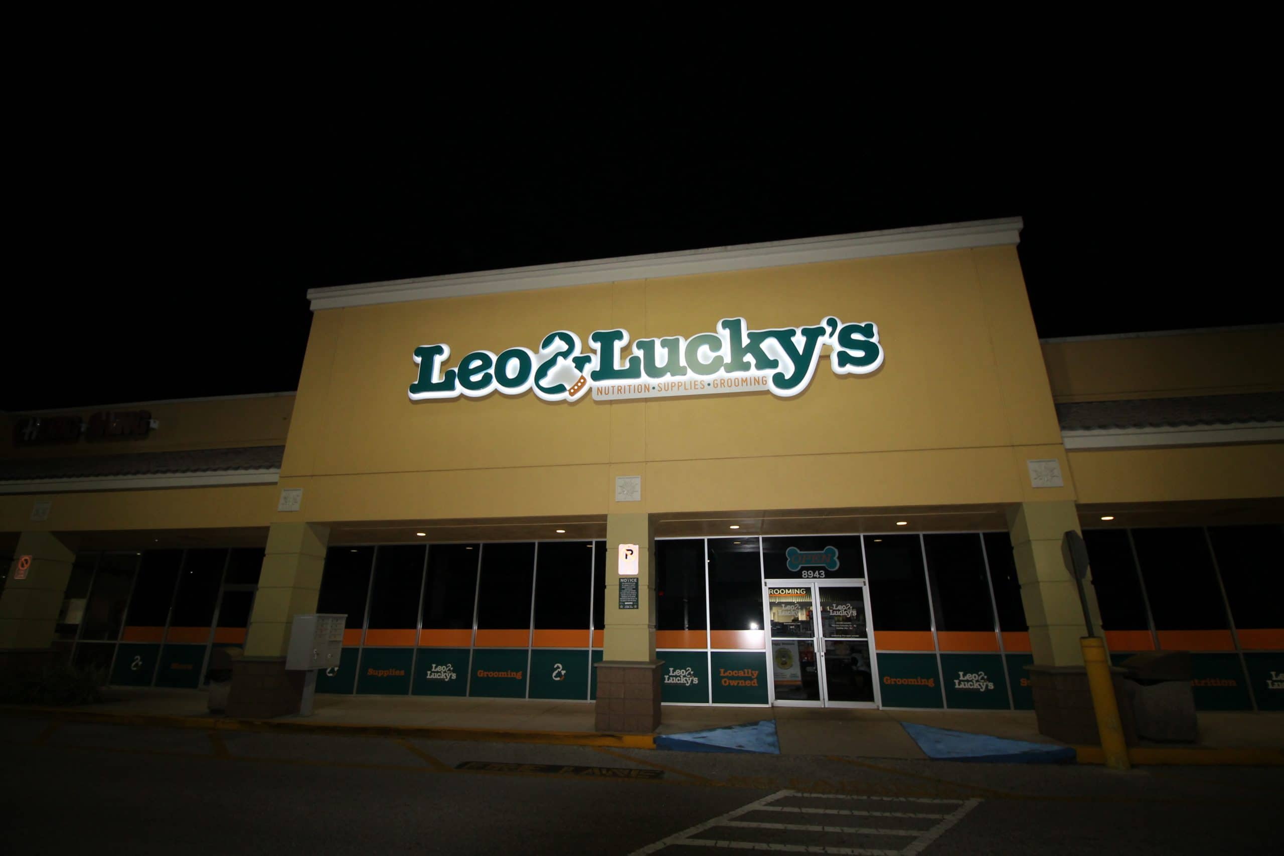 leo and luckys sign at night